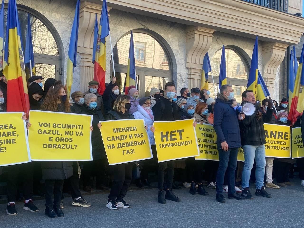 Коммунисты и социалисты организовали пикет у здания НАРЭ.