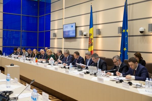 Предложение докладчика Европарламента, по ее словам, проигнорировали и два евродепутата Анди Кристя и Норика Николай.
