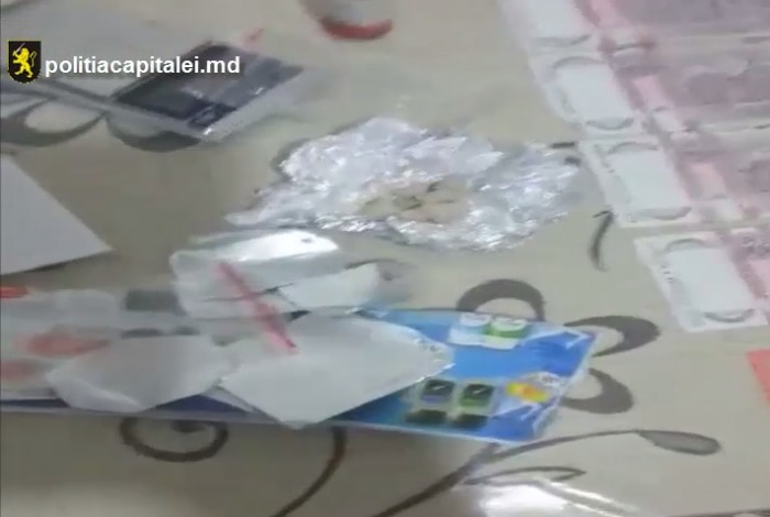 Vindea o doză de droguri la prețul de 100 euro pentru clienții fideli. Foto: politiacapitalei.md