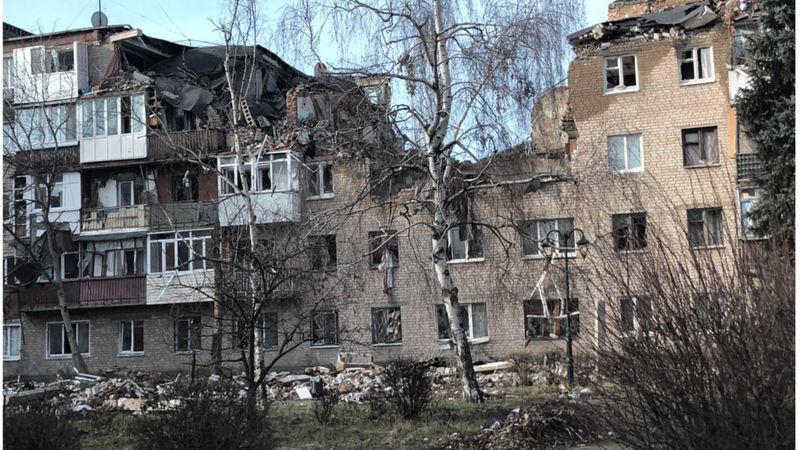 Разрушенные здания можно увидеть по всему городу.