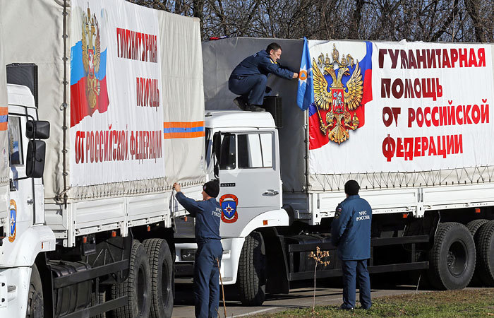 Грузовики по очереди въезжают на пункты пропуска, где их осматривают российские таможенники и пограничники. Фото: .interfax.ru