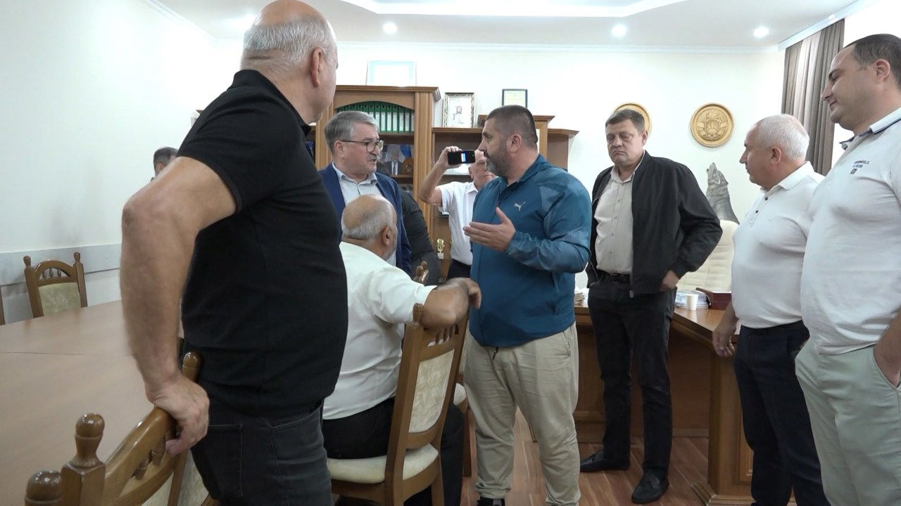 Un scandal a izbucnit în APG din cauza deciziei unui deputat de a părăsi fracțiunea PSRM.
