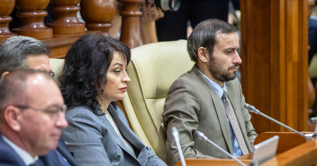 Dinu Plîngău și Stela Macari rămân membri ai Fracțiunii PAS în Parlament.