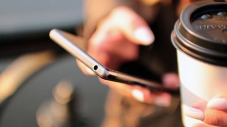 Telefonul are o imagine ce detonă luxul, cu o construcţie din metal sau titan. Foto: media.realitatea.net