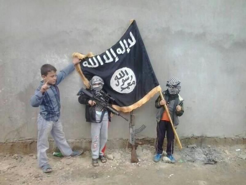 Copiii sirieni care fug din calea jihadiștilor ISIS de pe frontul din Raqqa par captivi într-un labirint fără ieșire. 