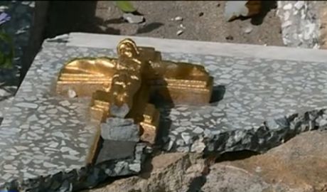 Местные жители обнаружили утром могилы своих близких в ужасном состоянии и вызвали полицию.