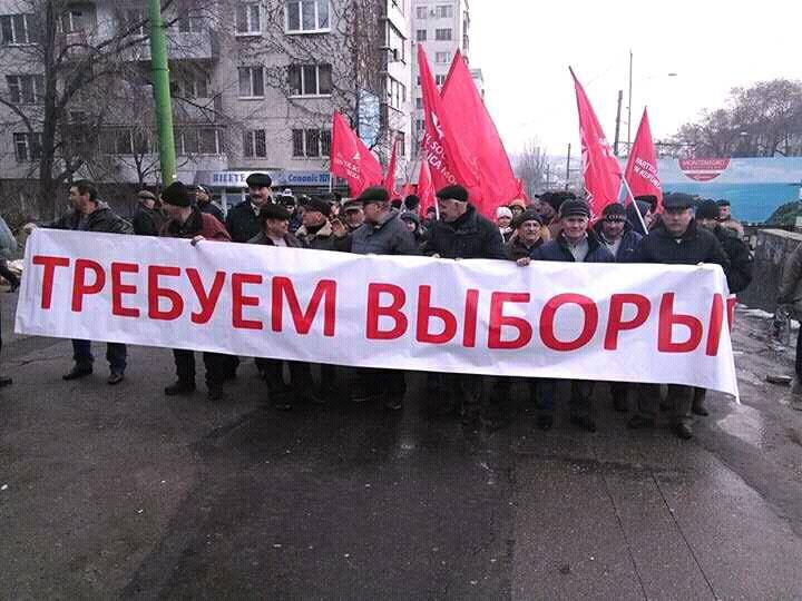 В Кишиневе проходит марш за досрочные выборы.