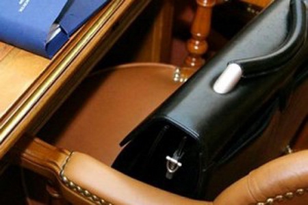 Чиновник пояснил, что по закону комиссия может проверять источники финансового состояния у госслужащих и народных избранников лишь после 2012-го года, а период до этой даты остается вне ведения органа.