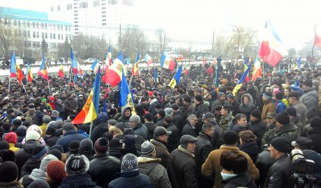 Люди скандируют: «Долой Плахотнюка!» и «Досрочные выборы!».