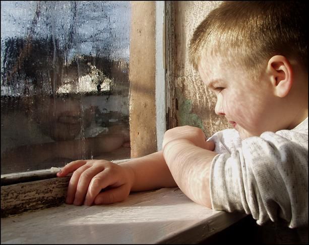 Copii lăsaţi singuri acasă, unul e de 8 luni. Mama explică gestul. Foto simbol: lemalattierare.info
