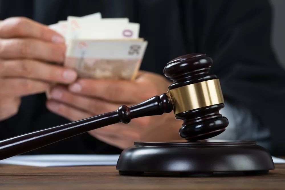 В Молдове сотни судей и прокуроров получают пенсии более 20 000 леев. Коллаж: Point.md