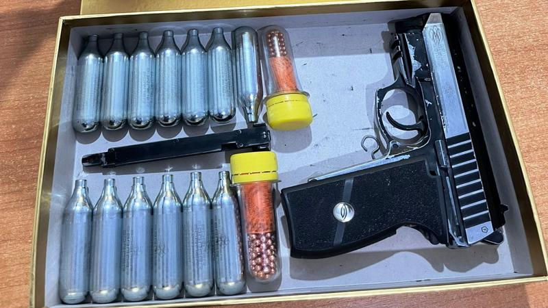 Молдаванин пытался провезти через границу оружие и боеприпасы в коробке из-под духов.