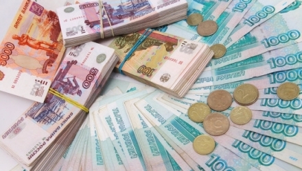 Banca Centrală a Rusiei a încercat să faciliteze tranziția la o rată de schimb mai slabă, prin intervențiile sale, însă plătește un preț ridicat.