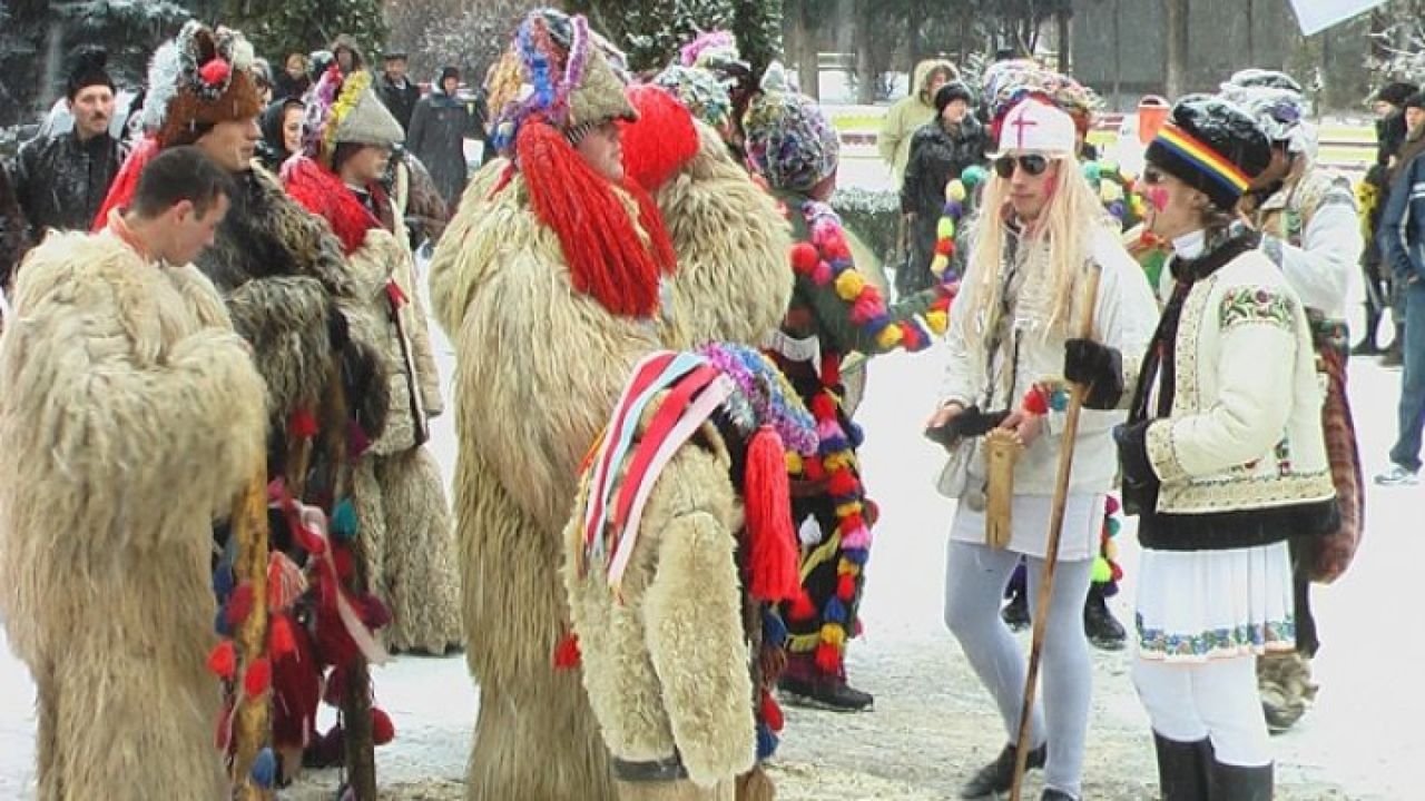 Традиции в канун Святого Василия: в молдавских сёлах ходят колядующие и угощают вином.