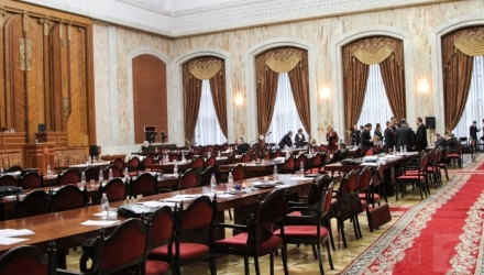 Deputații se întrunesc astăzi în ședință plenară.