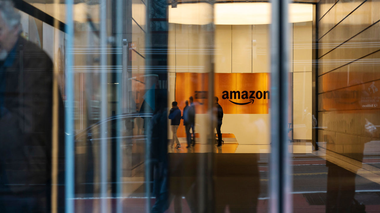 Reuters: Amazon va concedia mii de angajați.