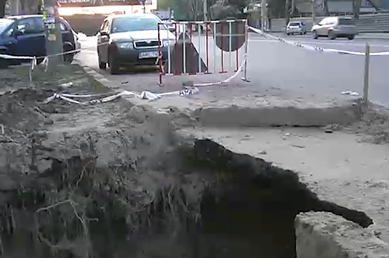 Стенки постоянно обваливаются, яма ширится — и растут шансы, что туда угодит какой-нибудь несчастный.