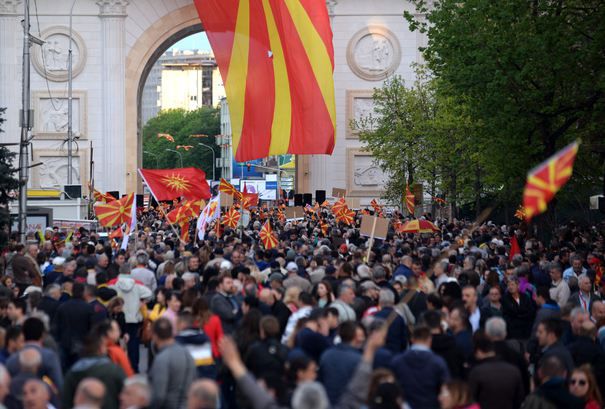 Тысячи людей протестуют в Скопье против смены названия Македонии.