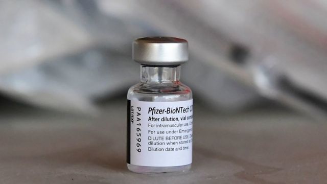 Pfizer против "омикрона": рекомендовано сократить интервал между дозами.