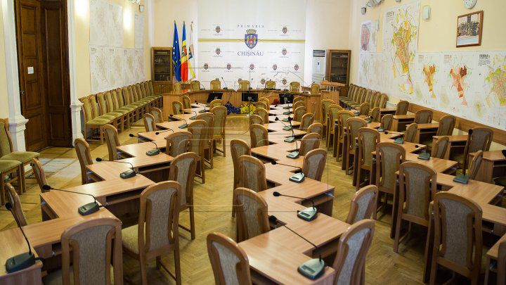 Бюджетный дефицит намерены покрыть за счет внутренних и внешних кредитов.
