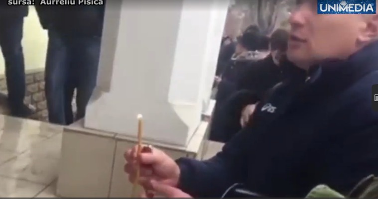 У офиса Либеральной партии граждане зажгли свечи за "упокой" Михая Гимпу и партии.