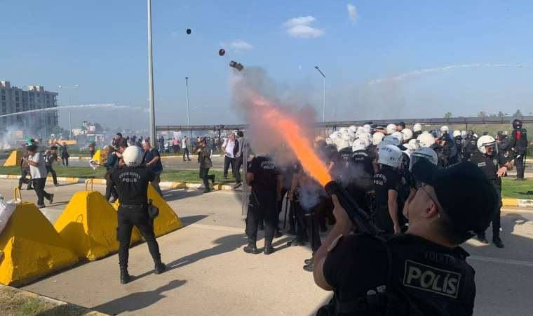 В Турции протестующие атаковали базу США, полиция применила водометы.