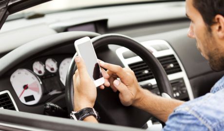 Dependenţa de smartphone la volan: 70% dintre şoferi stau cu ochii în display. Foto: playtech.ro