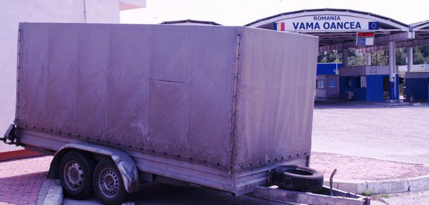 Un moldovean s-a pornit ”în lume” cu o remorca furată din Italia. Foto: border.gov.md