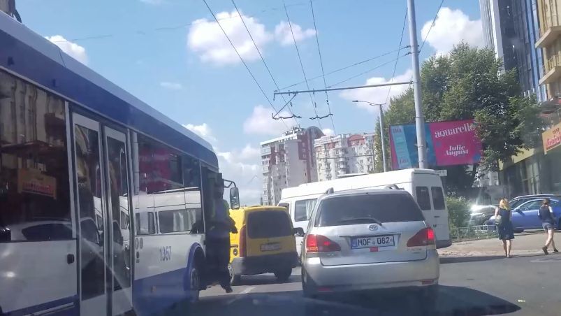 В столице произошло ДТП: На повороте столкнулись маршрутка и легковушка.