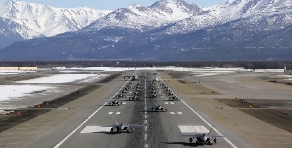 "Хищники" F-22 выполнили "слоновью прогулку".