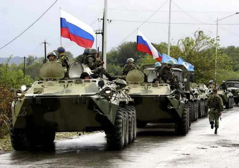 Около 2 тыс. российских военнослужащих остаются у границы между двумя странами.   Фото: pg12.ru