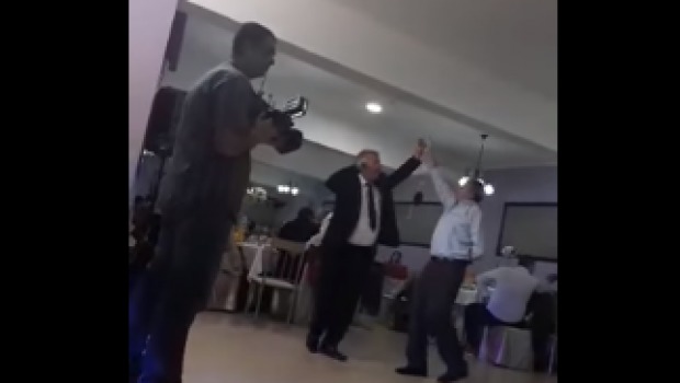 Un cameraman în stare avansată de ebrietate se chinuie sa filmeze la o nuntă.