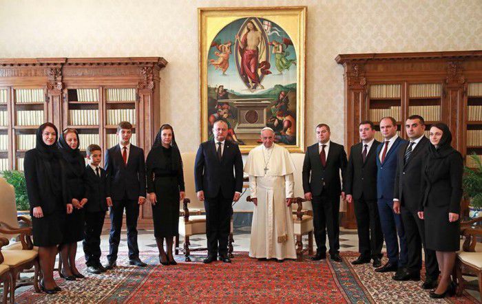 Igor Dodon împreună cu familia și liderii socialiști s-a întâlnit cu Papa de la Roma