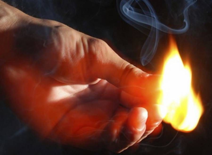 Făleşti: A stropit un minor cu benzină şi i-a dat foc. Căutat. Foto simbol: evz.ro