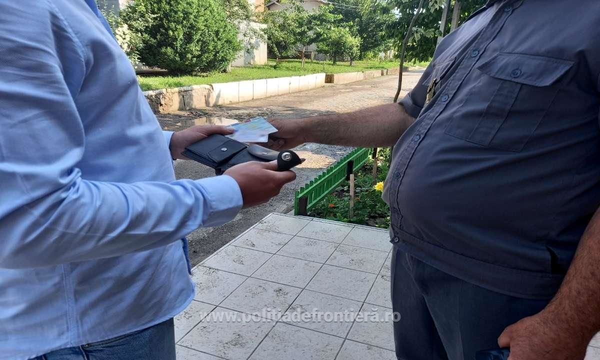 В Румынии на границе у молдаванина изъяли поддельный паспорт и права.