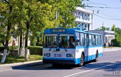 Водитель автомобиля объезжал остановившийся троллейбус и сбил водителя троллейбуса.