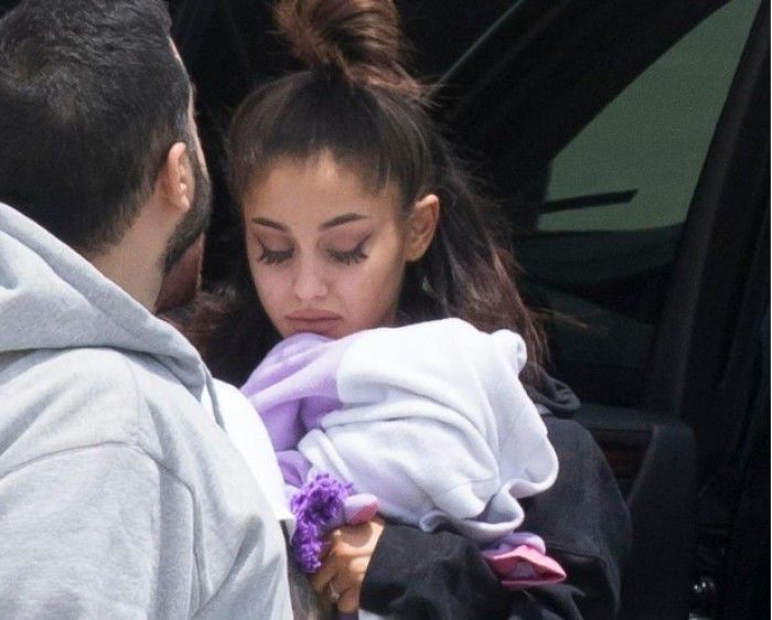  Ariana Grande, vizibil afectată de tragedia de la Manchester. Foto: The Sun