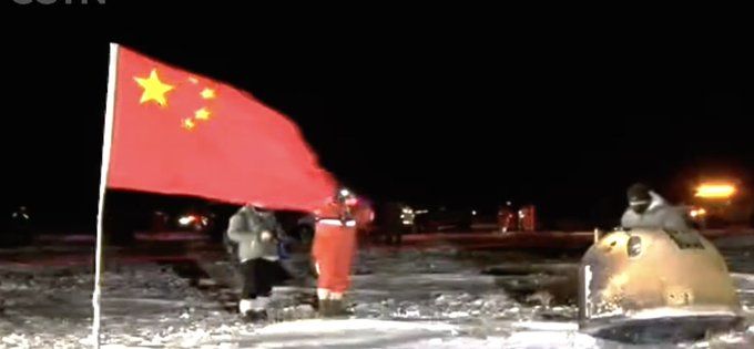 Китайский аппарат «Чанъэ-5» доставил на Землю образцы лунного грунта.