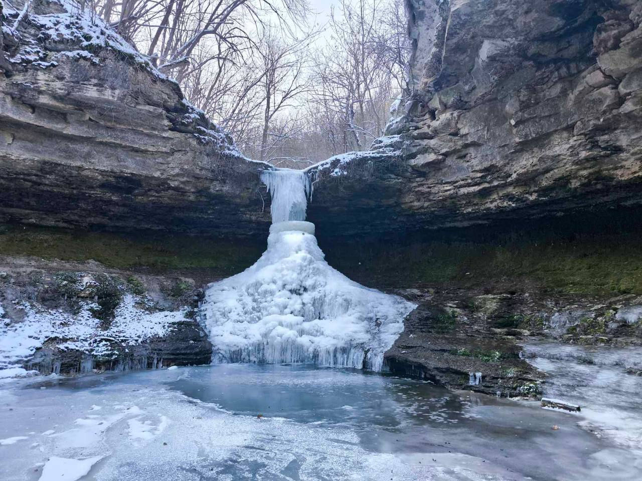 Cascada de la Mănăstirea Saharna a înghețat complet. Foto: realitatea.md