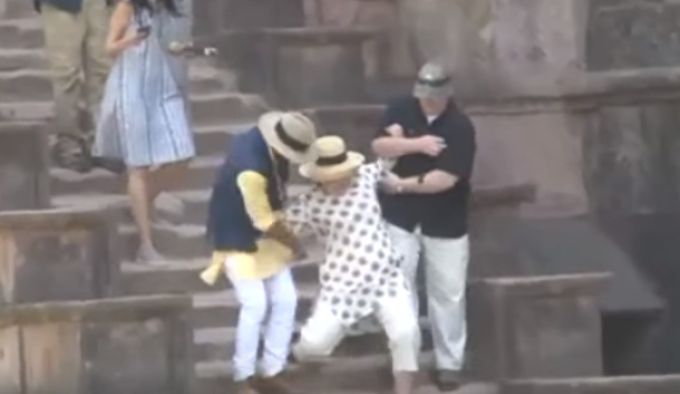 Hillary Clinton a alunecat de două ori pe o scară de piatră