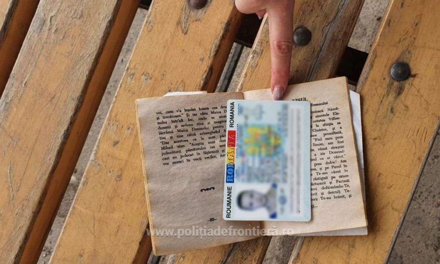 На границе у девушки нашли в молитвеннике фальшивый паспорт.