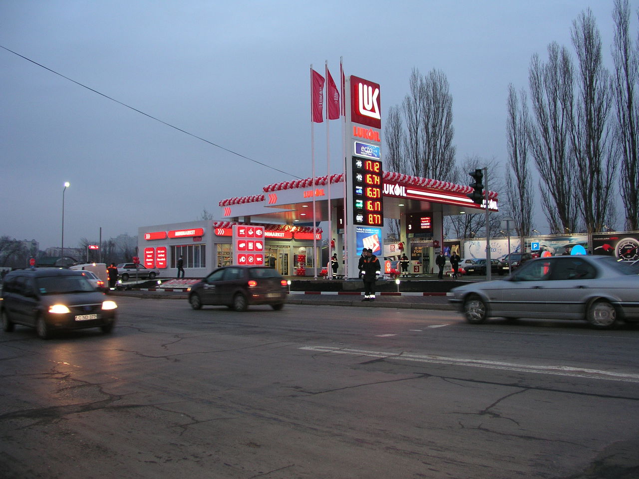 АЗС может находится не  ближе, чем за 25 метров от жилых домов.