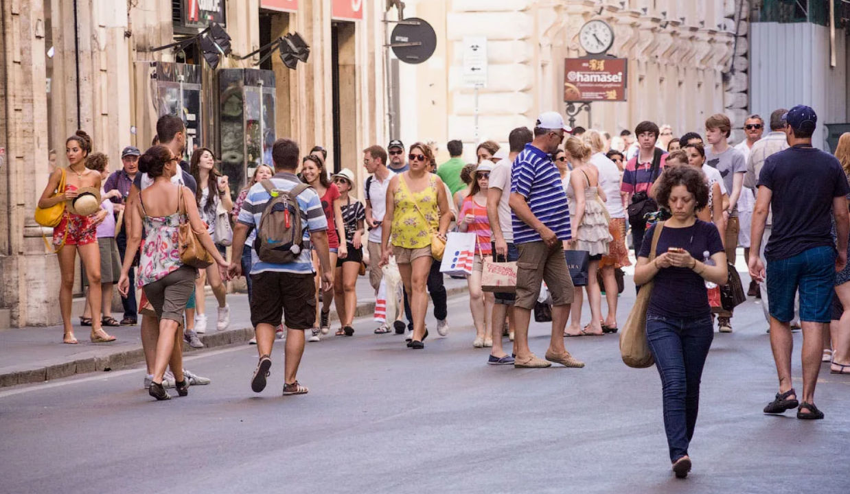 Город улица прохожие. Люди на улице города. Город улица прохожие. Город улица прохожие. Люди на улице города.