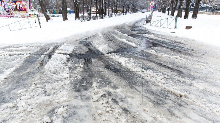 Дорожники работают и в пригородах. 