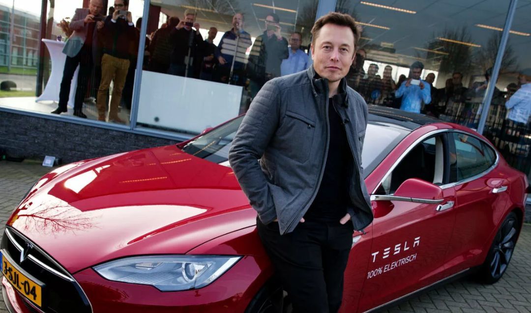 Инвестор Tesla подал в суд на Маска из-за его твитов.