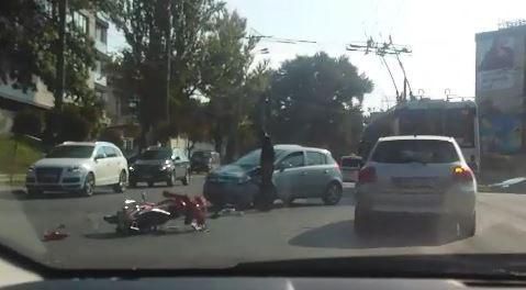 Авария с участием мопеда и машины произошла сегодня утром в столице.
