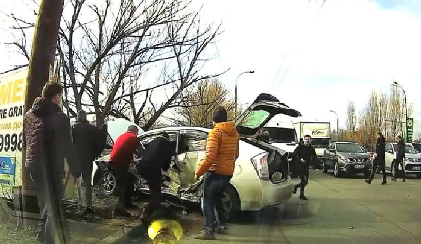 Появилось видео первых минут после ДТП с участием BMW и Toyota.