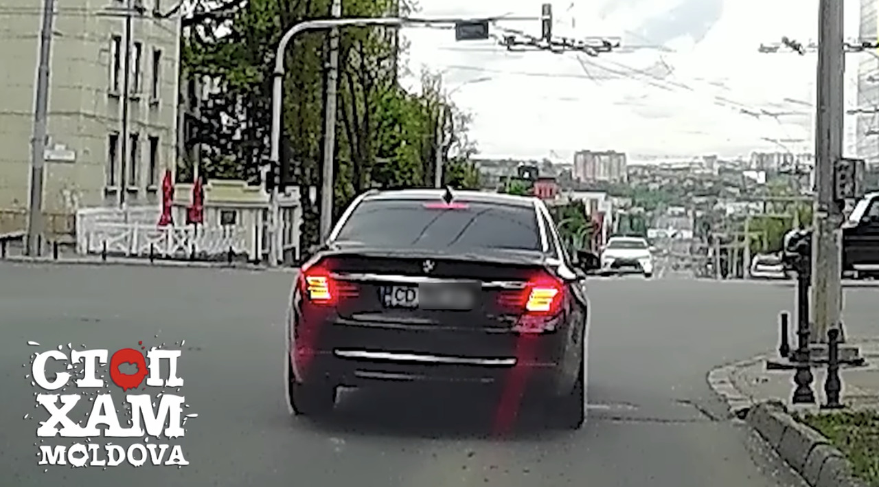 В социальных сетях появился видеоролик, на котором запечатлен момент нарушения.