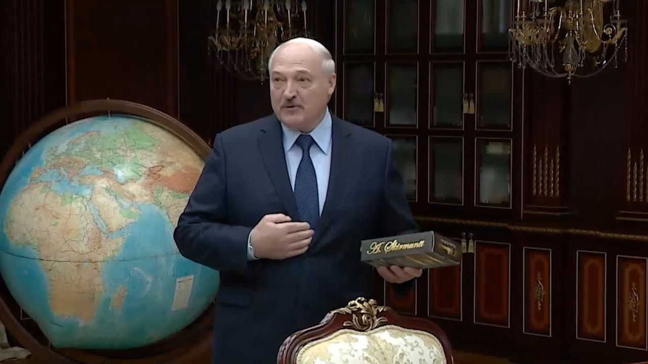 Президенту Белоруссии Александру Лукашенко подарили первый белорусский коньяк.