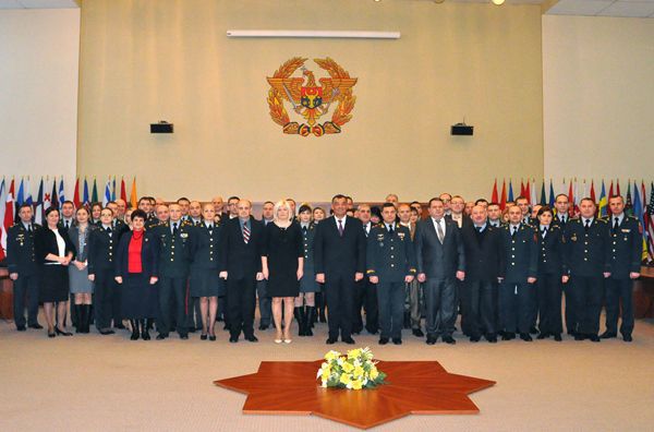 Efectivul Ministerului Apararii a sarbatorit astazi, intr-un cadru festiv, 23 de ani de la fondarea institutiei.